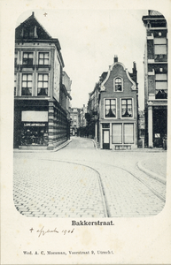 1355 Gezicht op de voorgevels van de huizen Oudegracht Weerdzijde 44-46 te Utrecht met in het midden de ingang van de ...